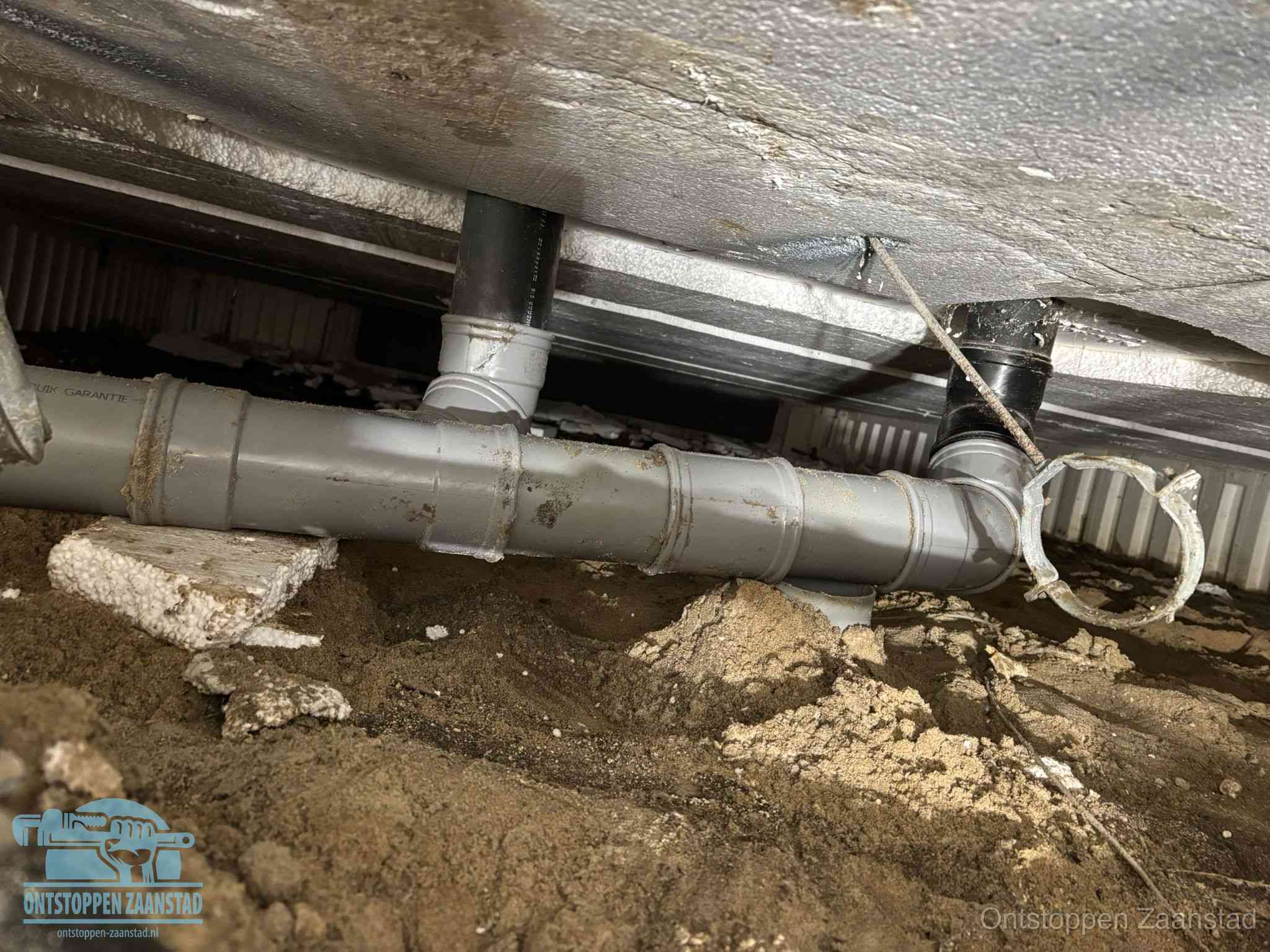 PVC-buizen in de kruipruimte van een gemengd of gescheiden rioolstelsel in Zaanstad