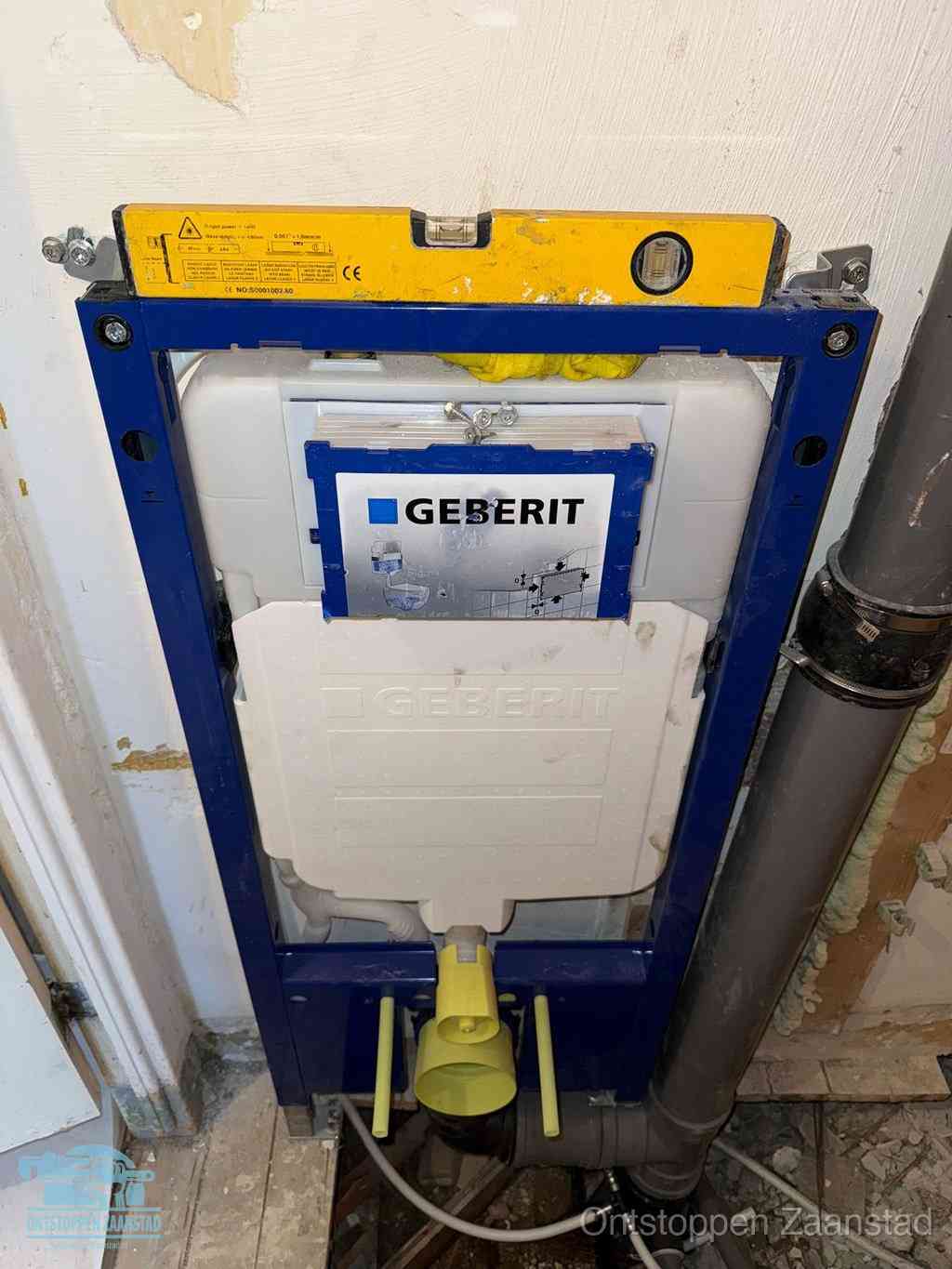 Een Geberit inbouwreservoir met frame voor een hangtoilet tegen de wand, met de afvoerbocht naar de vloer, kenmerkend voor een verstopt hangtoilet in Zaanstad