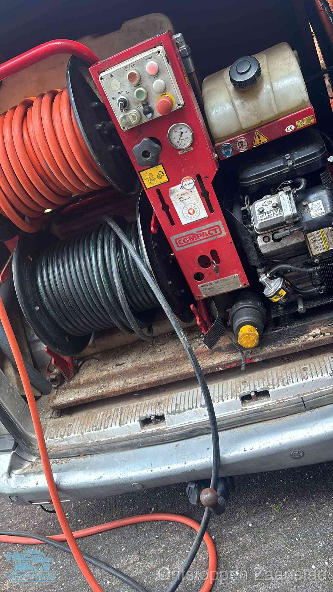 Hogedrukreiniger met slanghaspels in de bus voor het ontstoppen van het riool in Zaanstad