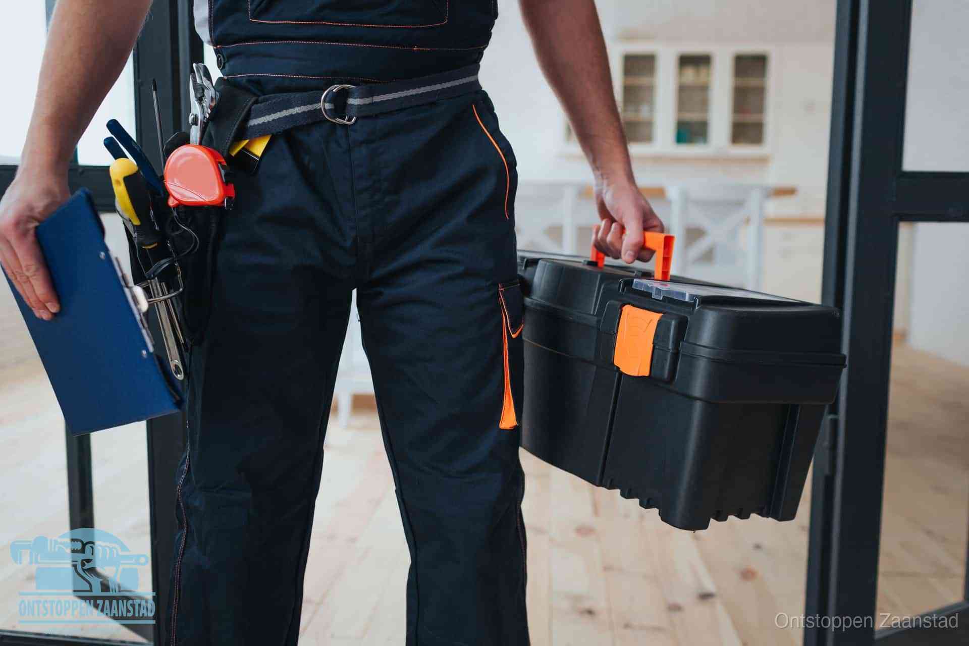Een monteur met gereedschapsriem en klembord, klaar om een transparante prijs voor het wc ontstoppen in Zaanstad te geven