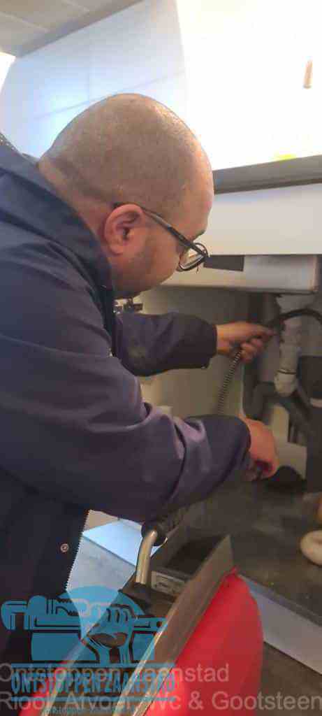 loodgieter-aan-het-werk-in-badkamer