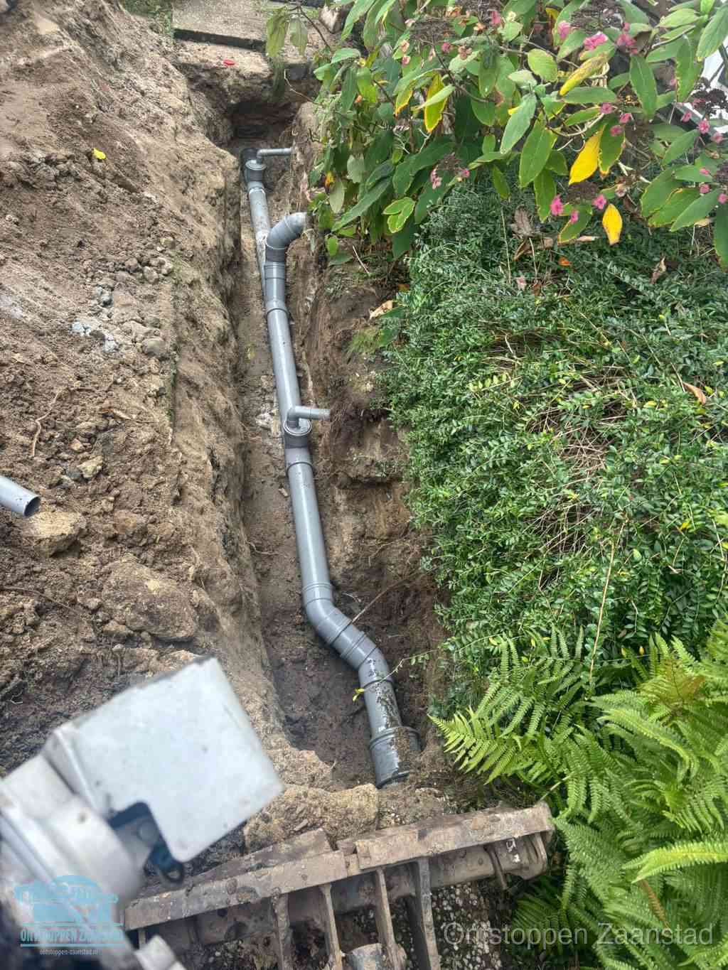 Open sleuf met nieuwe PVC-buizen, riool repareren en vervangen in Zaanstad