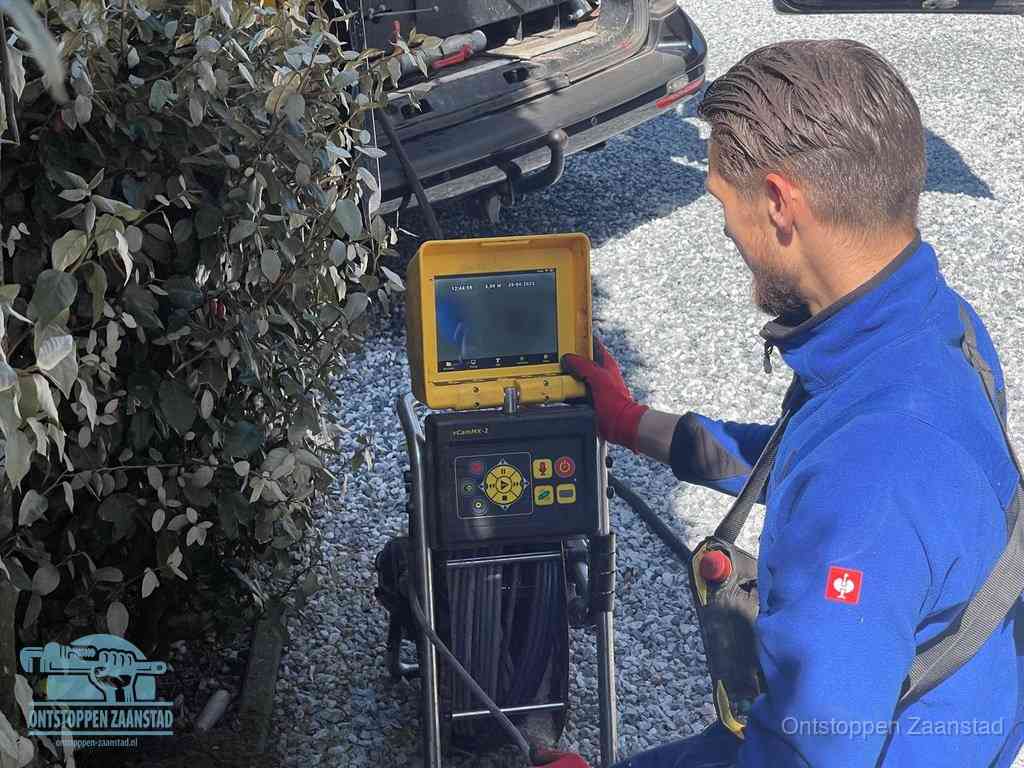 Monteur bedient een rioolinspectiecamera met monitor voor rioolinspectie in Zaanstad