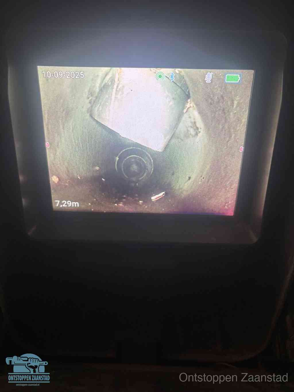 Camerabeeld van een verzakte rioolbuis diep onder de grond, een rioolverzakking in Zaanstad