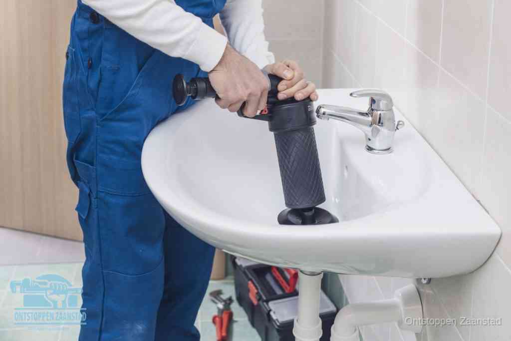 Een te ruwe doe-het-zelf poging met een handmatige perslucht-ontstopper op een sanitair-afvoer, een van de veelgemaakte fouten bij wc ontstoppen in Zaanstad