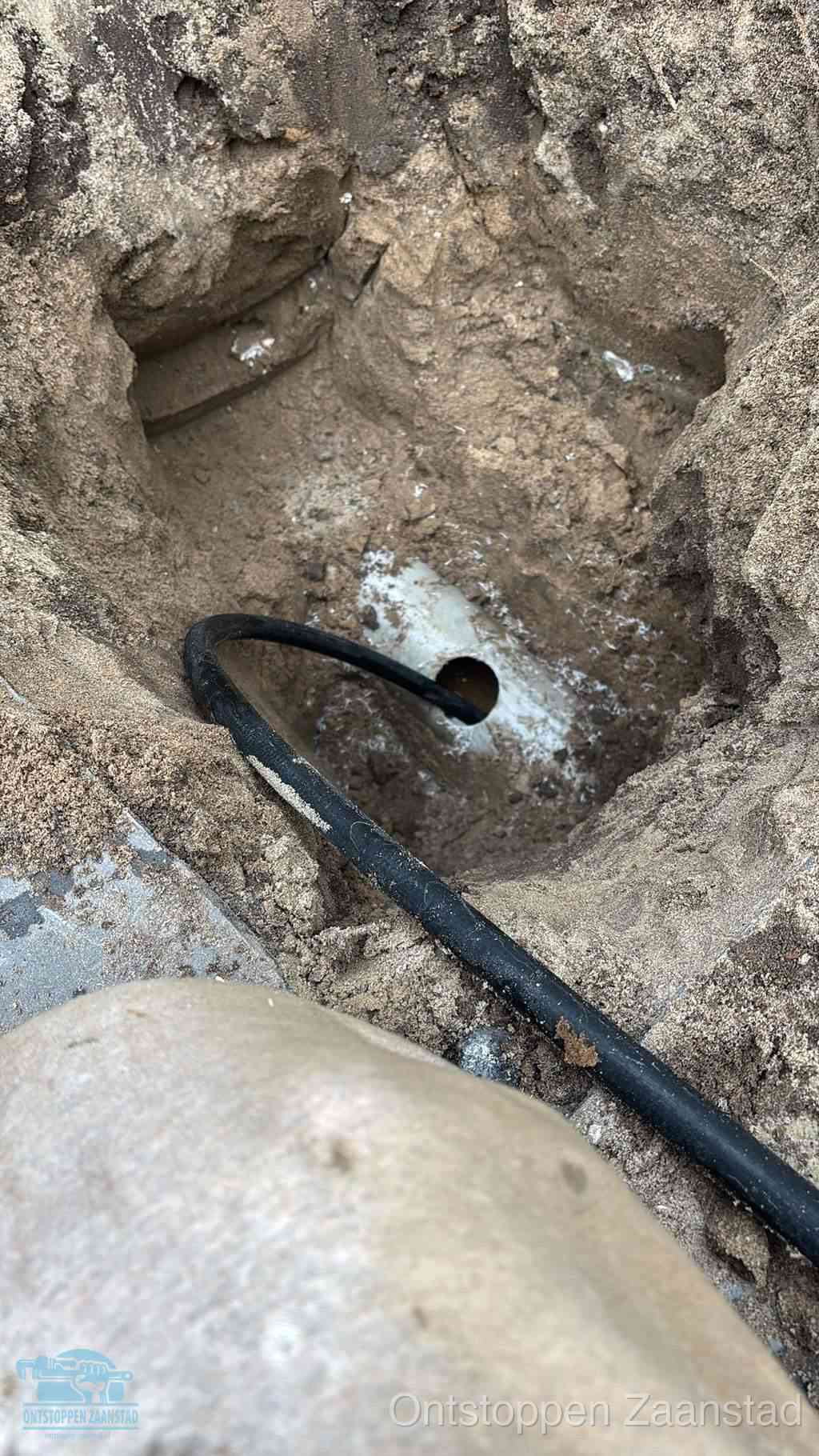Uitgegraven rioolbuis in de grond, hulp om zelf het riool te ontstoppen in Zaanstad